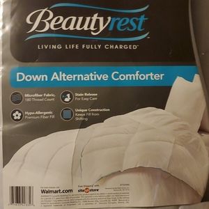 Down alternative comforter
